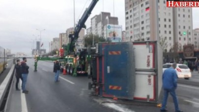 TEMde kamyon devrildi! Yol kapandı...