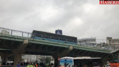 İstanbulda otobüs kaza yaptı: Tramvay seferleri durdu