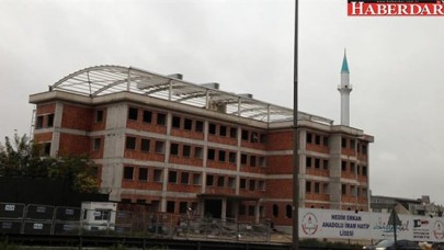 Okulun çatısına minare yaptılar!