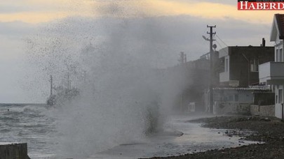 İstanbulda fırtına günlük hayatı vurdu!