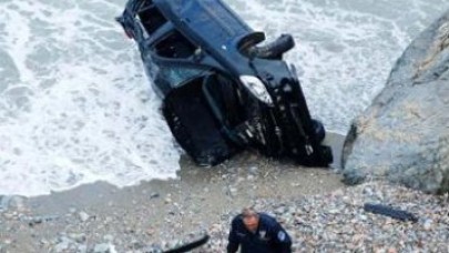 Otomobiliyle denize yuvarlandı