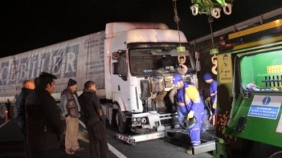 Silivride Tır Karşı Şeride Girdi, Yolu Trafiğe Kapattı