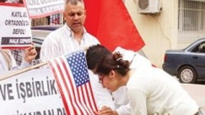 ABD bayrağı göstericileri perişan etti