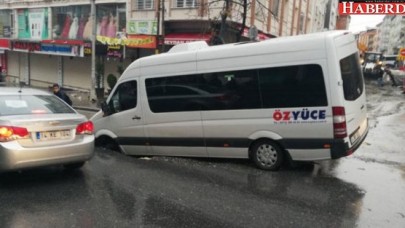 Esenyurtta yol çöktü, işçi servisindeki 3 kişi yaralandı