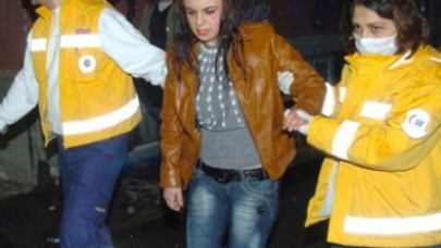 Kızların omuz atma kavgasında kan aktı