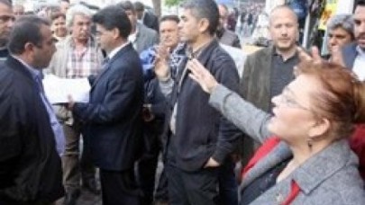 Yasaklı kitabı okuyunca polis elinden aldı