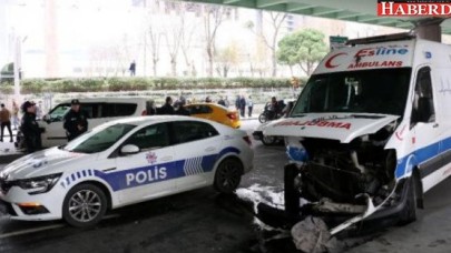 İstanbulda araç ile ambulans çarpıştı