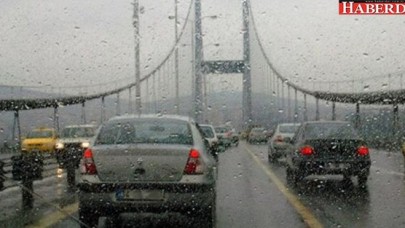 İstanbulda yağış nedeniyle trafik durma noktasında
