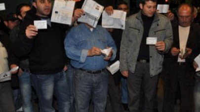 Parasını alamayan işçiler havalimanında isyan etti