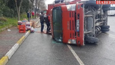 Avcılarda meşrubat yüklü kamyon devrildi