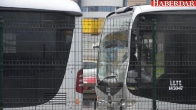 Beylikdüzüne Giden Metrobüsler Çarpıştı; 1 Yaralı