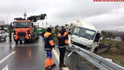 Beylikdüzü D-100de Bariyerleri Aşan Kamyon Yeşil Alana Düştü