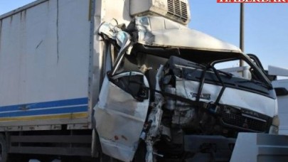 Büyükçekmecede Kamyonla Otobüs Çarpıştı: 2 Yaralı