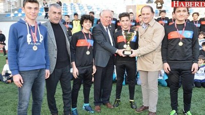 Murat Çalık Beylikdüzüsporun şampiyonluğunu sporcularıyla kutladı