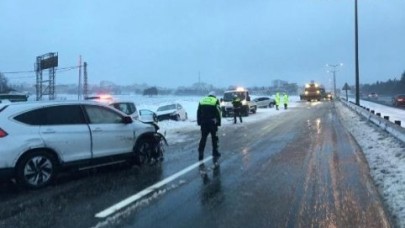 Buzlu Yolda Zincirleme Kaza 4 Yaralı