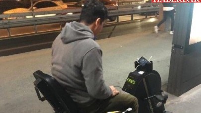 Metrobüs Duraklarında Bir İlk! Hem Spor Yapıp Hem Telefonlarını Şarj Ettiler