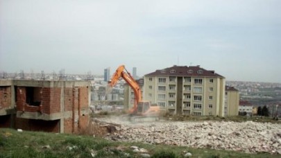 Metruk yapılar yıkıldı