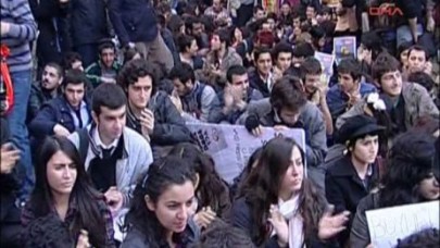 Taksim'de 'solcu liseliler'den şifre eylemi