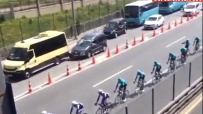 Bisiklet Turunu İzleyen Sürücü Kaza Yaptı