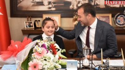 BAŞKAN YILMAZ, KOLTUĞUNU ÇOCUK BAŞKAN’A DEVRETTİ