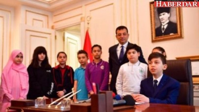 Ekrem İmamoğlu koltuğunu Halil Efeye devretti