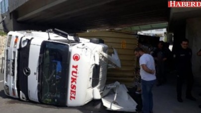 Bakırköy Yeşilyurtta tren üst geçidine çarpan TIR yan yattı