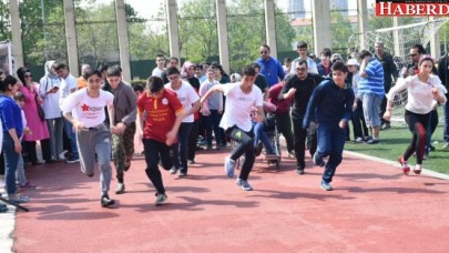 ÖZEL ATLETLERDEN KIYASIYA MÜCADELE