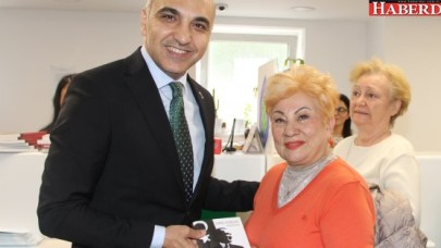 Vergisini ödeyene kitap hediye edildi