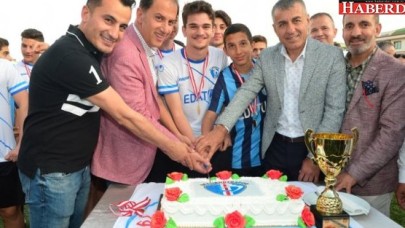 Beylikdüzüspor şampiyonluk kupasını kaldırdı