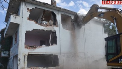 Tehlike arz eden eski sağlık ocağı yıkıldı
