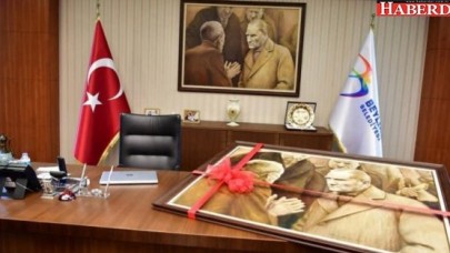Atatürk tablosu haksız yere indirildi, gururla takılacak