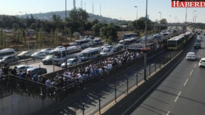 Metrobüs durakları hınca hınç!