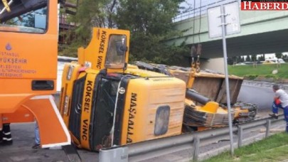 Bakırköyde seyir halindeki vinç devrildi