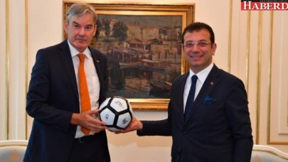 Başkonsolostan hediye futbol topu
