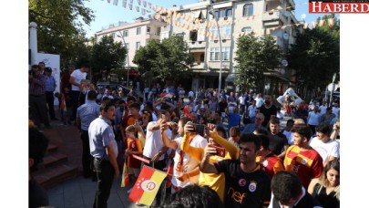 Galatasaray bayrağı bir kez daha Şampiyonlar Anıtı’na çekildi