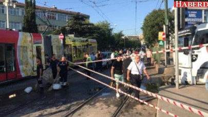 CEVİZLİBAĞda su tankeri tramvaya çarptı, seferler durdu