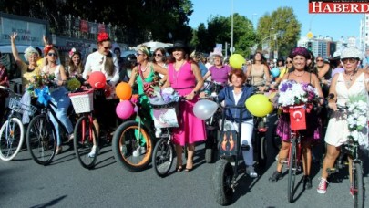 SÜSLÜ KADINLAR PEDAL ÇEVİRDİ