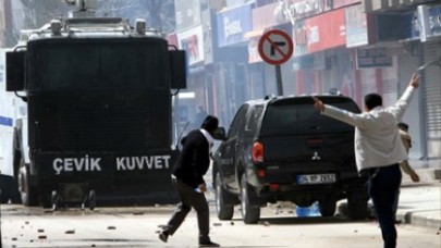 Polisler otele sığınarak kurtuldu