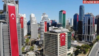 İstanbulda gökdelenler kırmızı-beyaz
