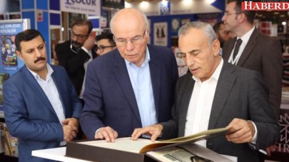 Belediyenin standını gezdi