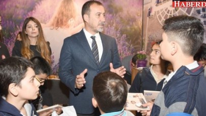 Başkan öğrencilere Nutuk hediye etti