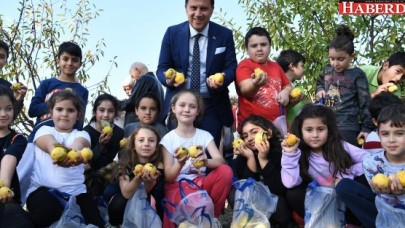 MİNİKLER MEYVE HASADINI BAŞKAN ÇALIK İLE YAPTI