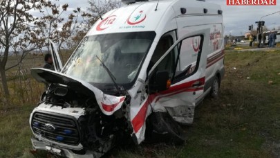 Hasta taşıyan ambulans kaza yaptı