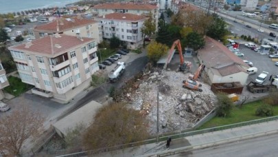 SİLİVRİ’DE ESKİ EMNİYET LOJMANLARI YIKILDI