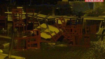 Silivride dev dalgalar yolları su altında bıraktı