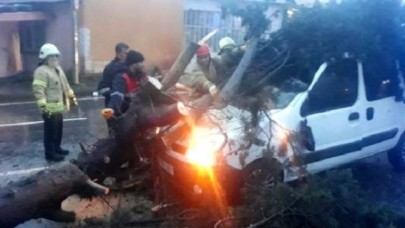 İstanbulda şiddetli fırtına! Fabrika ve evlerin çatısı uçtu