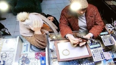 Kuyumcuda altınları çalmak isteyen kadınlar sert kayaya çarptı