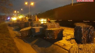Büyükçekmece TEMde kağıt balyaları yola devrildi, trafik yoğunluğu oluştu