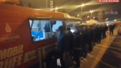 Soğuk kış sabahında İBBden sıcak çorba dağıtımı