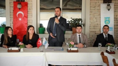 Gazetecilerin gününü kutladı